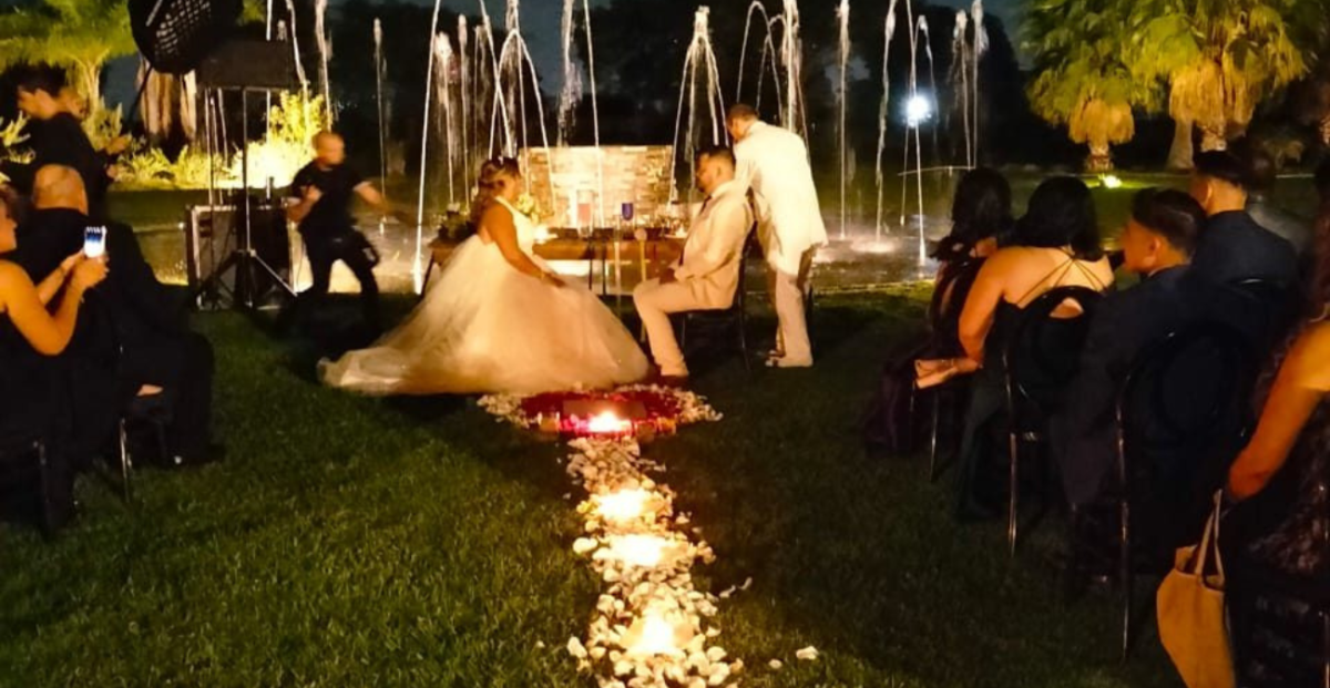 boda espiritual en Guadalajara jalisco novios y un camino de velas y flores